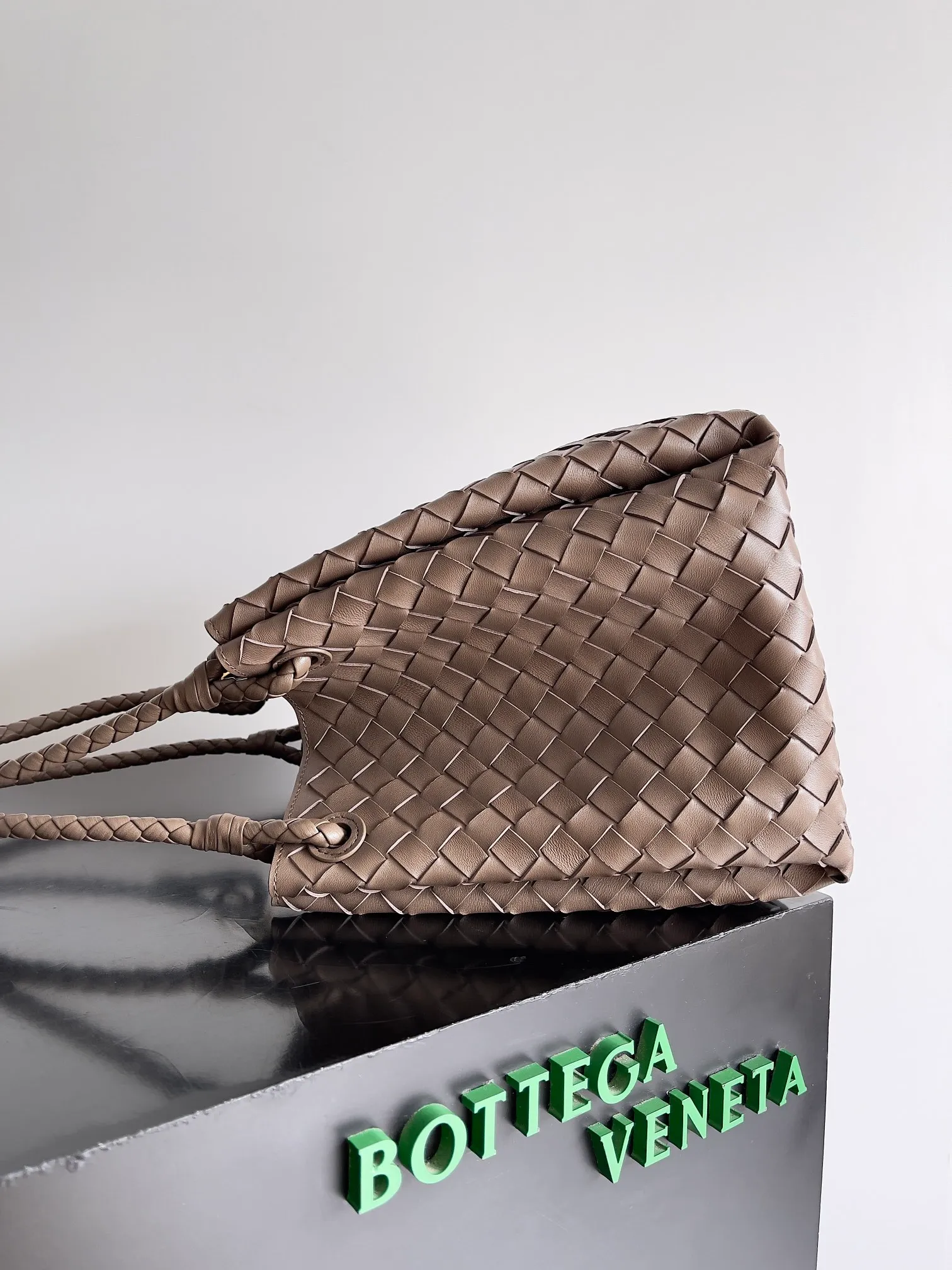 Batch 2660 24 early autumn new model Andiamo Parachute is made of a whole piece of woven leather. It is processed by folding stitching at the four corners. # Craftsmanship and creativity. The large size is atmospheric and practical. One of the must-selects for BV. It has a large space, can hold a computer, the shoulder strap is thick, and the upper shoulder is very comfortable. The large parachute can be carried on the body and can be carried on the body. The upper body is versatile and cute☺️ Style number: 796571 Size: 30*26*20cm